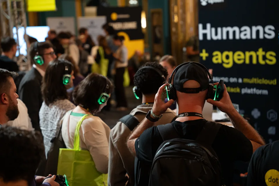 Un participant ajuste son casque au milieu d’une démonstration collective