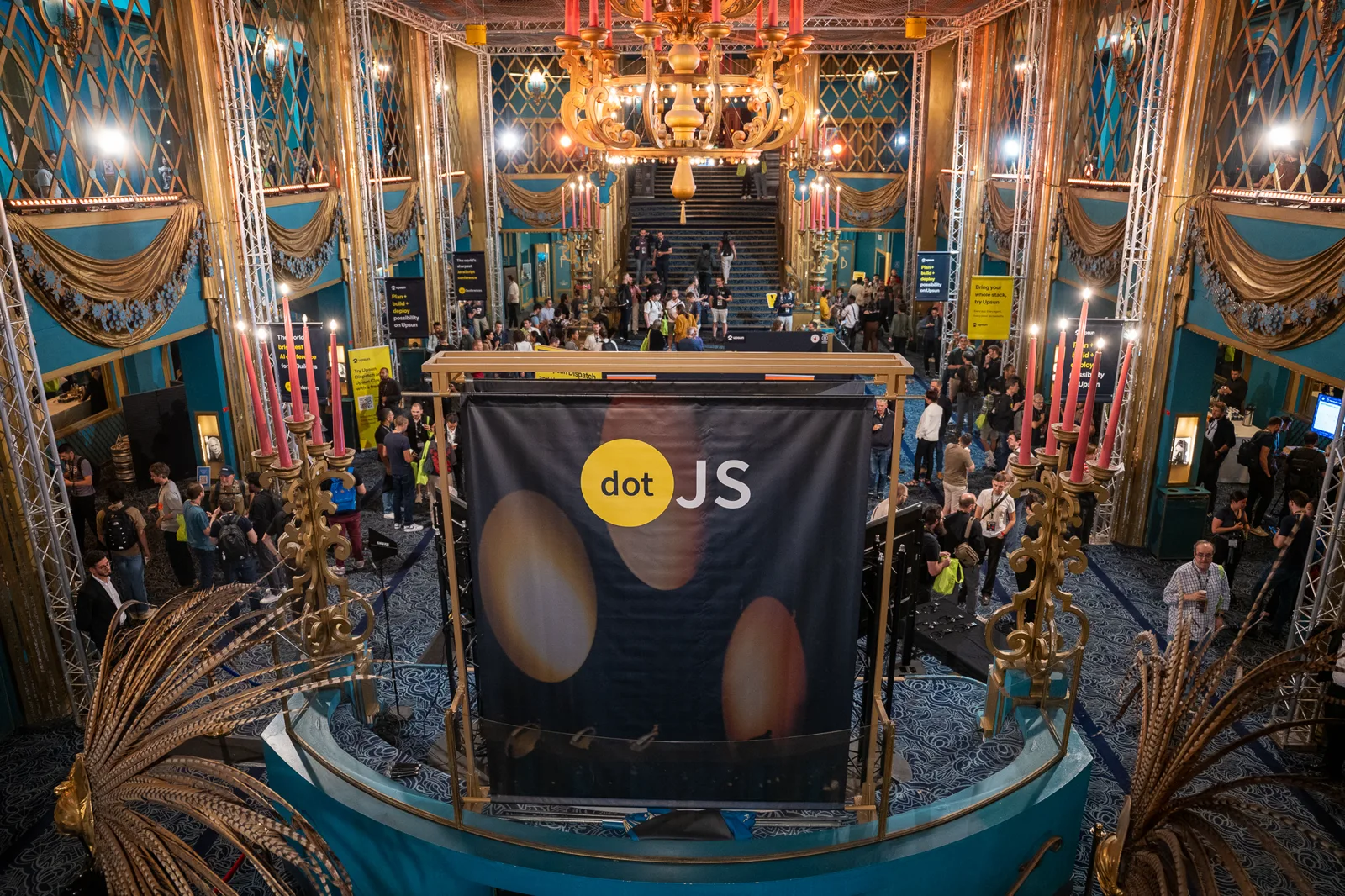 Vue d’ensemble du salon dotJS, entre dorures, lustres et échanges entre participants