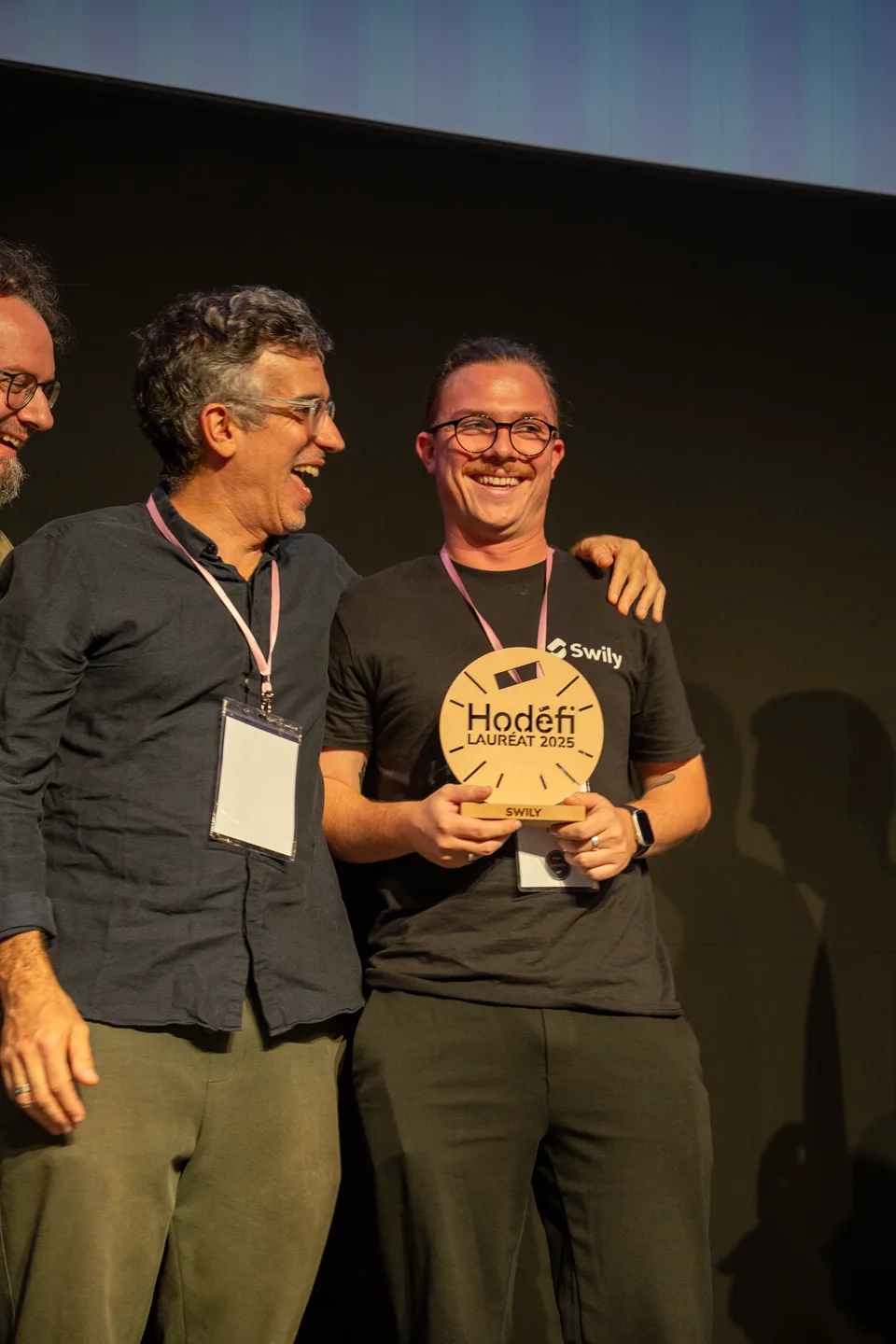Deux personnes sourient pendant la remise d’un trophée Hodéfi