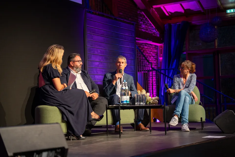 Quatre personnes échangent sur scène aux Hodéfi Awards